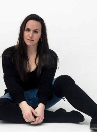 Marie-Danielle, assise au sol dans un studio, photographié par Alexandre Rouette