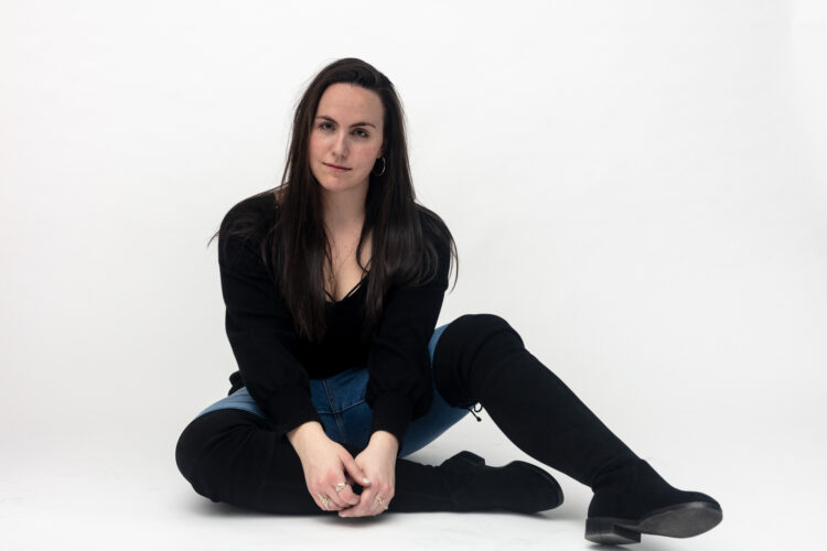 Marie-Danielle, assise au sol dans un studio, photographié par Alexandre Rouette