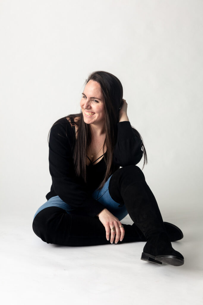 Marie-Danielle, photographe, jouant au modèle en studio