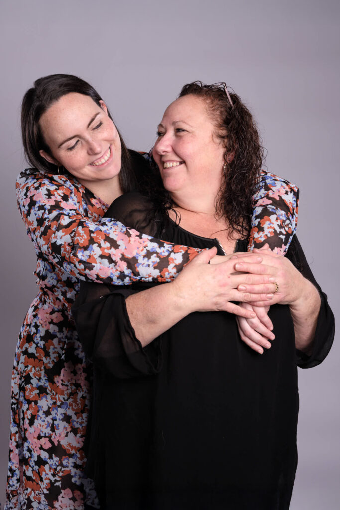 Marie-Danielle, photographe, avec sa mère